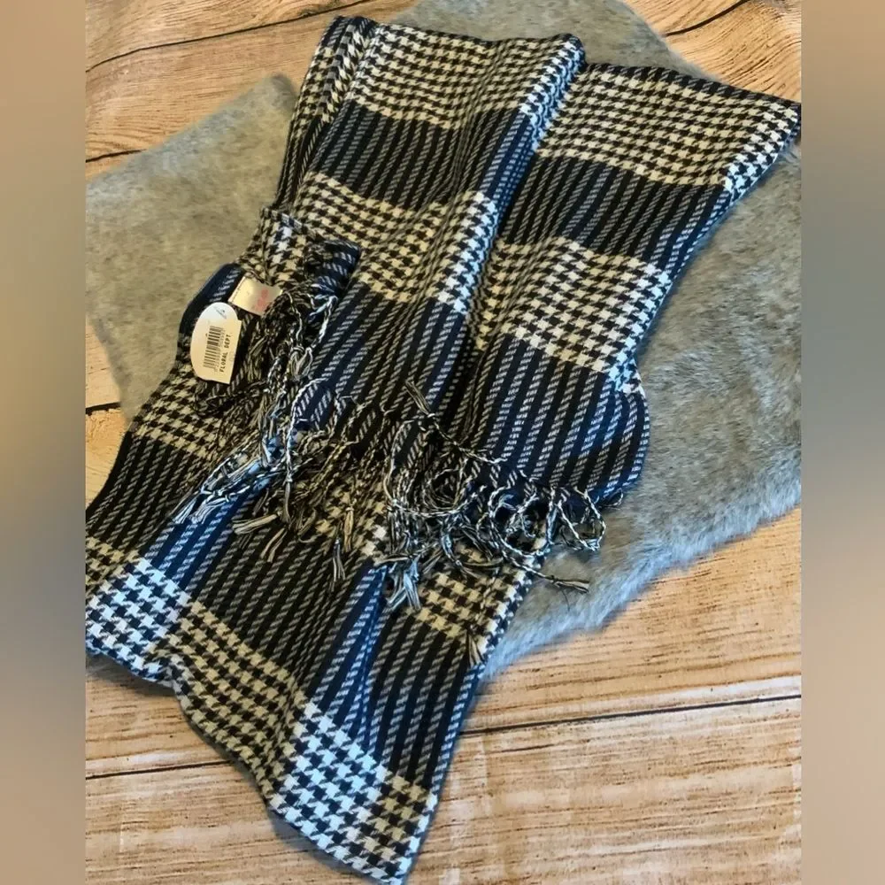 NWT Houndstooth Scarf With Fringe